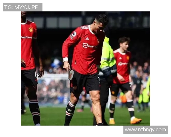 德布劳内赛场突发小插曲裁判冷静处置引发球迷热议